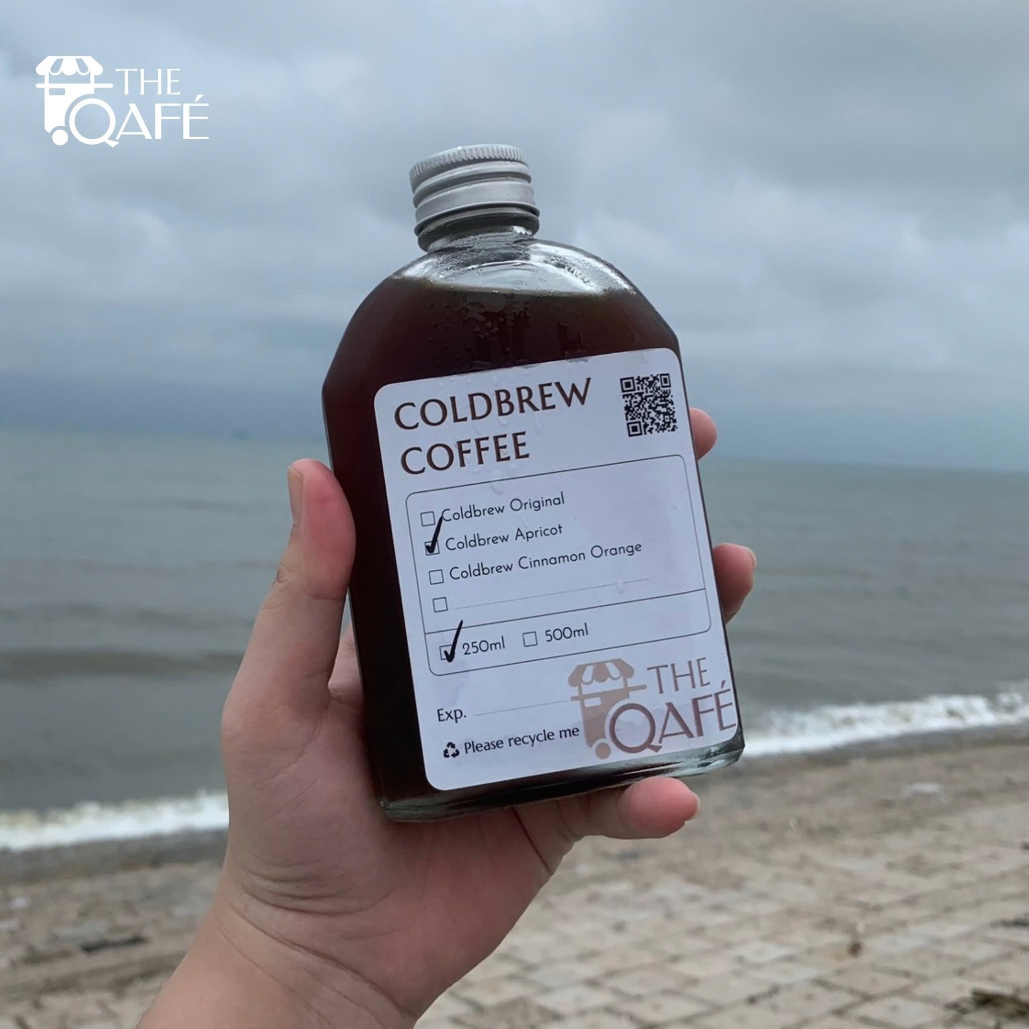 Chai Coldbrew Mơ 250 ml của The Qafé trên nền biển