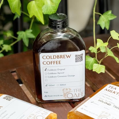 Chai Coldbrew Nguyên Bản 250 ml trên bàn vườn
