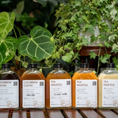Dàn chai coldbrew và trà sữa của The Qafé bên tán lá