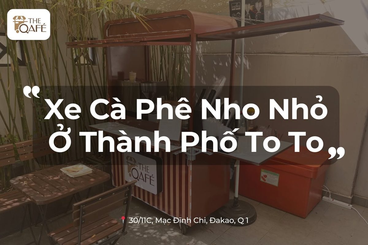Xe cà phê The Qafé màu nâu đỏ giữa hàng tre — 'Xe cà phê nho nhỏ ở thành phố to to'
