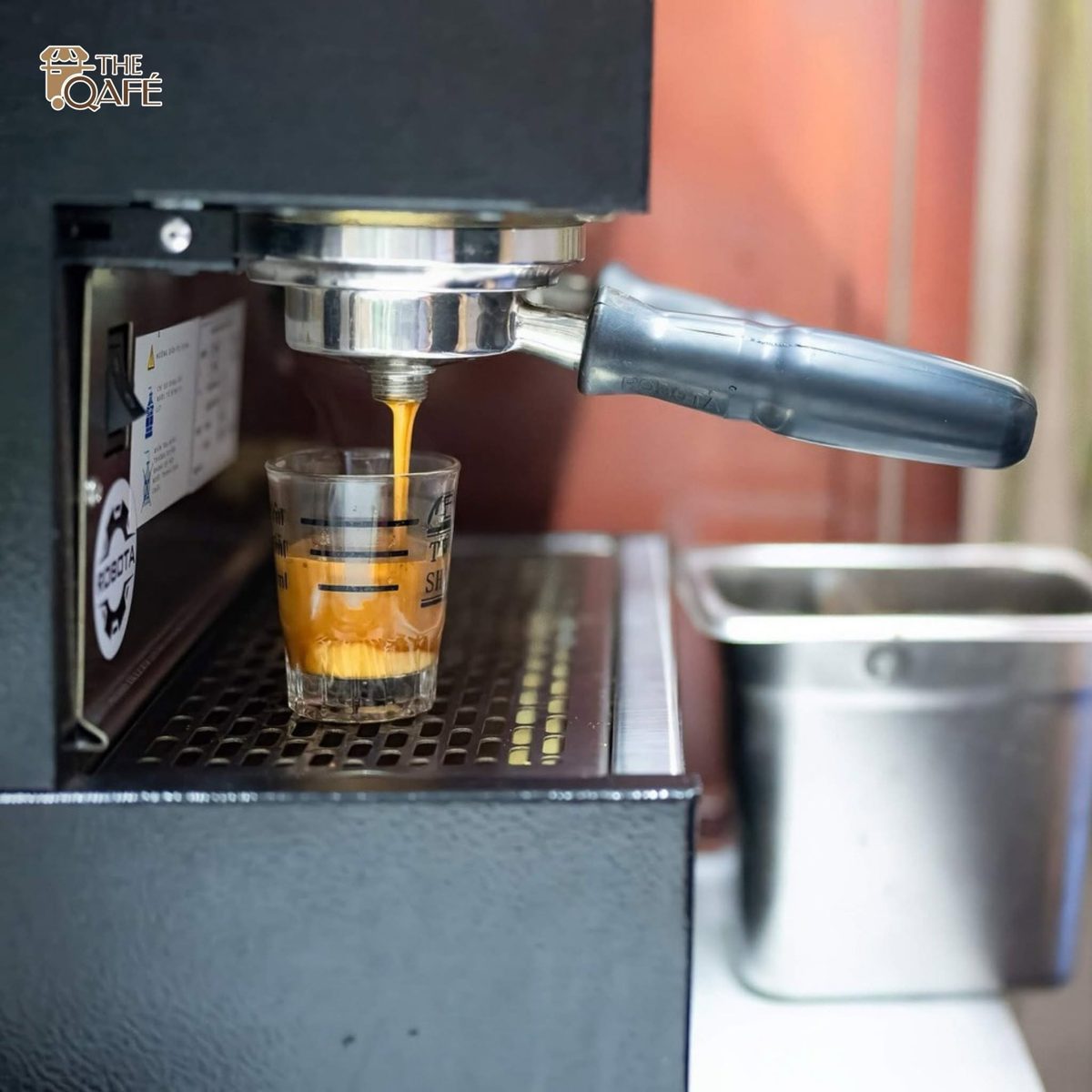 Máy pha đang chiết shot espresso tại xe